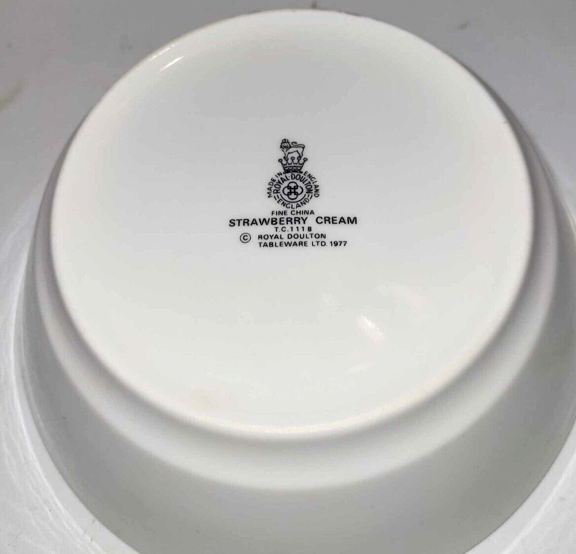 1977 Royal Doulton Strawberry Cream  5" Soup dessert Cereal Bowl x 2