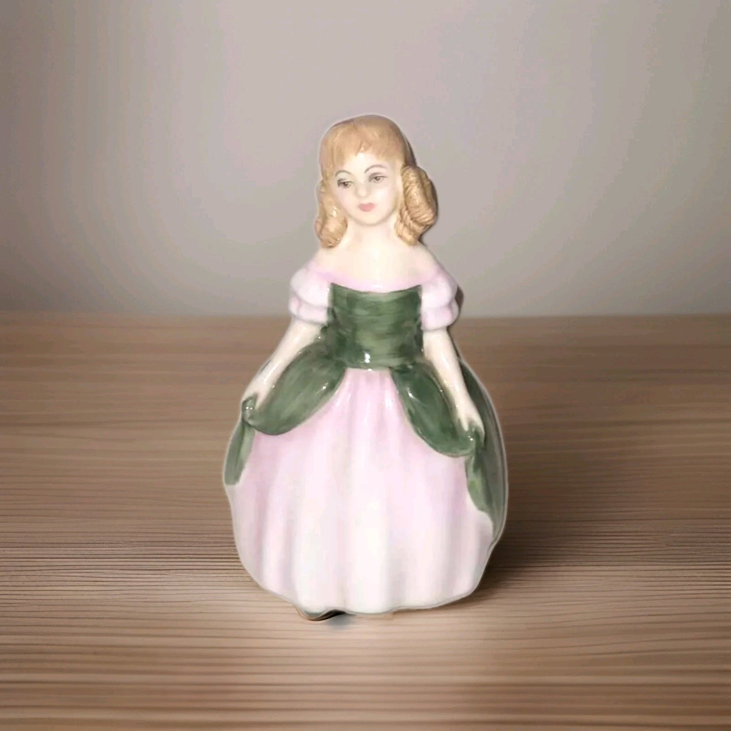 Royal Doulton Figurine Penny Hn 2338 13 cm