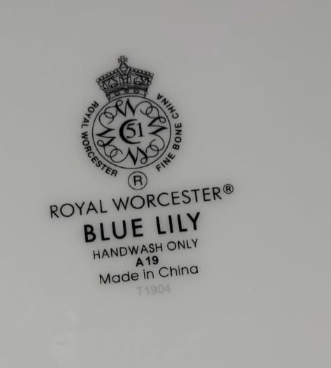 Royal Worcester Blue Lily Dinner Plate 10.25 Inch Fine Bone China T1904